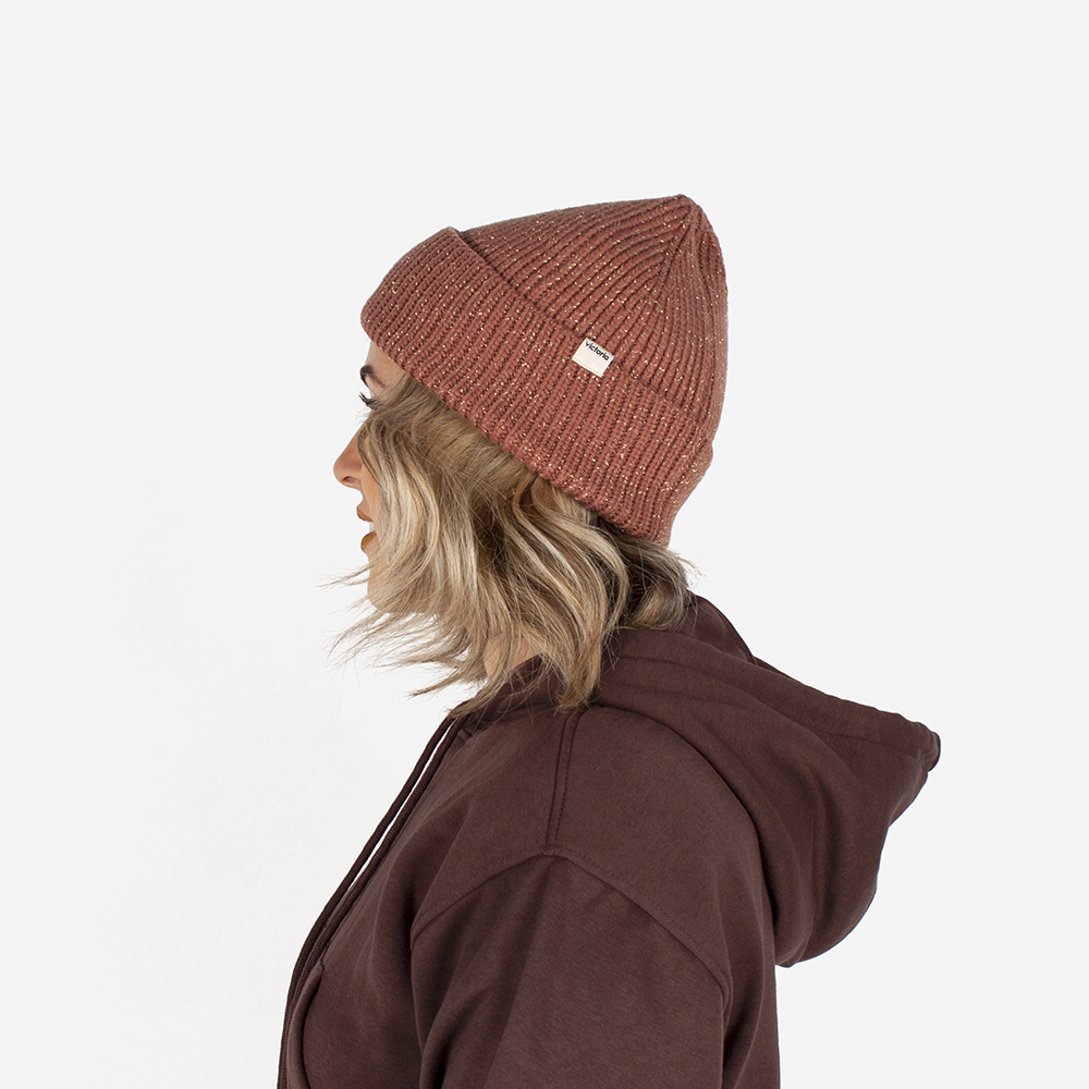 Gorro de malha V. Things com lurex, dobra dupla e etiqueta na aba.