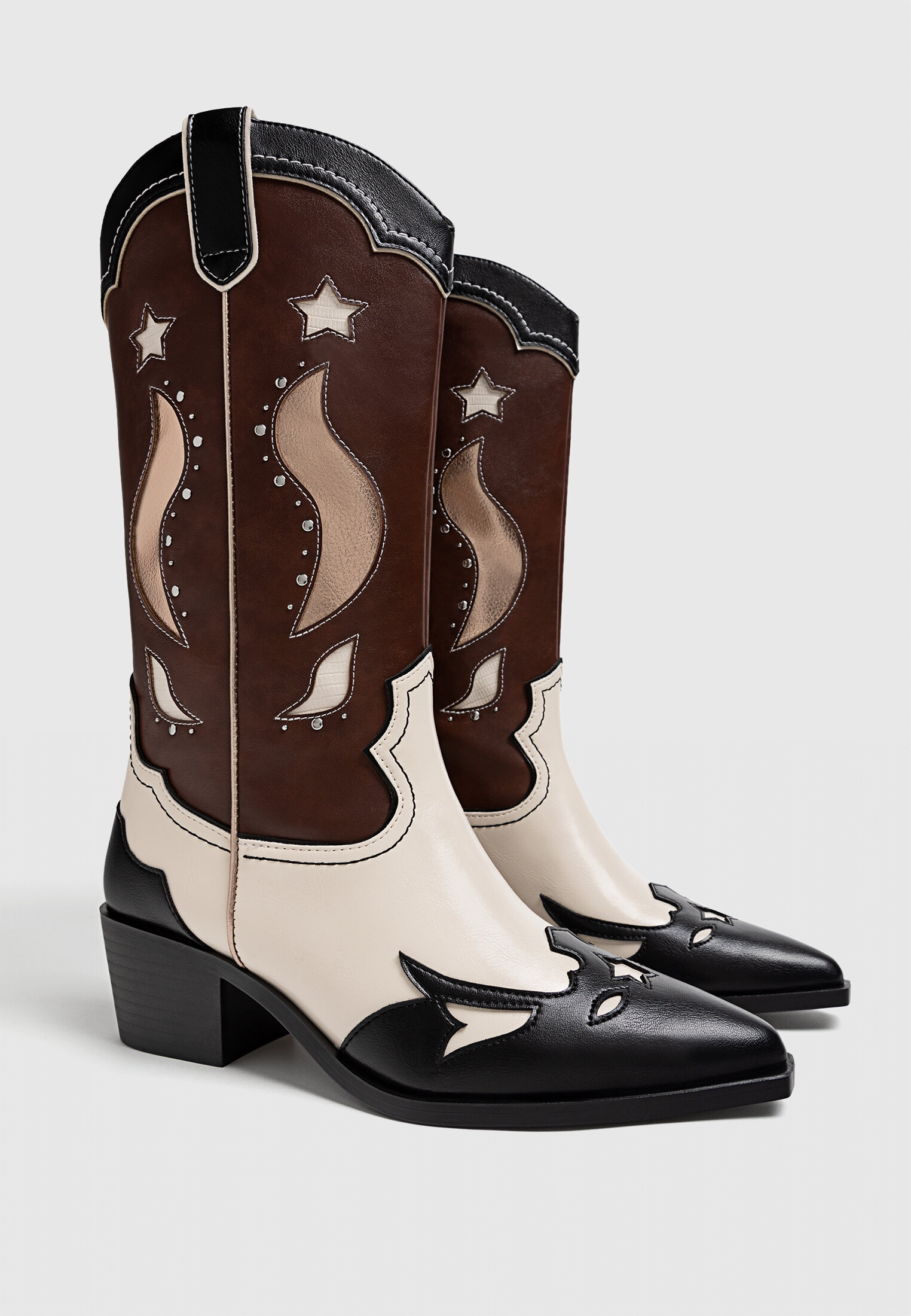 Botas de cowboy com salto e detalhes ornamentados
