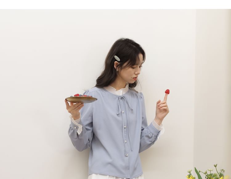 Damzelle - Blouse met lange mouwen, opstaande kraag, volantrand, strik aan de voorkant en knoopjes