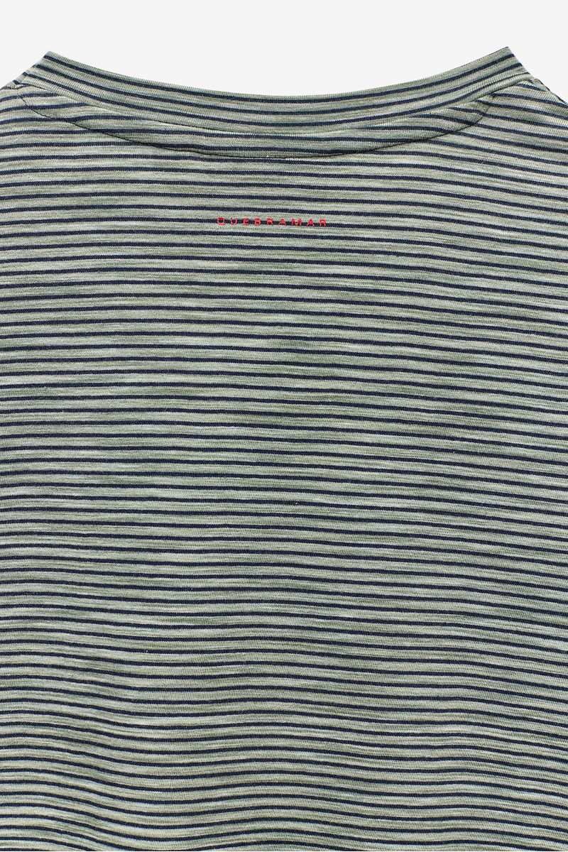 T-SHIRT ÀS RISCAS COM LOGO EM CONTRASTE