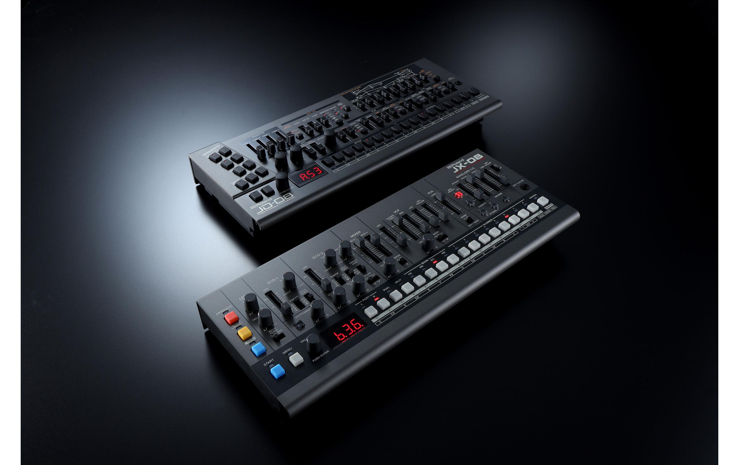 Synthesizer JX-08<br>Authentischer JX-8P Sound mit originalem Spiel- und Klangerzeugungsverhalten