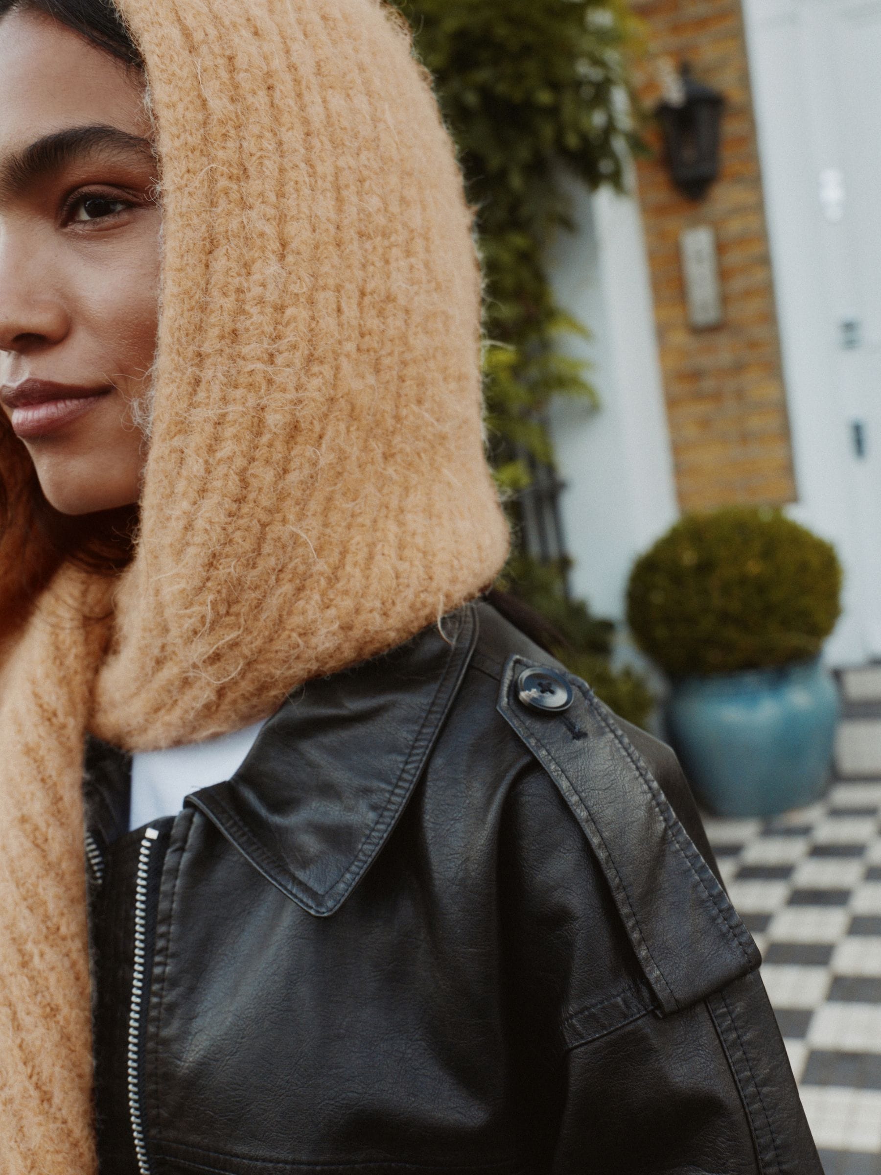 Geel - Knitted Hooded Scarf