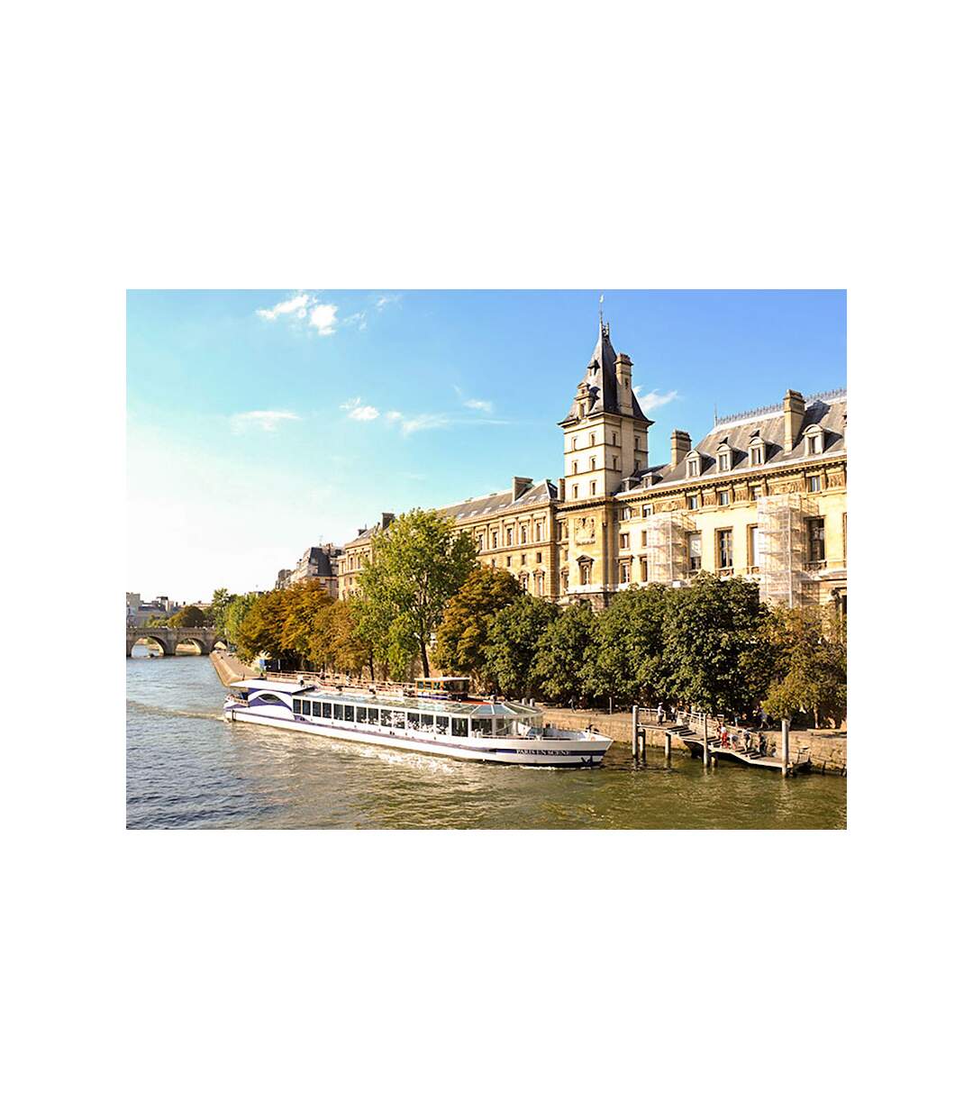 Croisière gourmande d’1h45 sur la Seine avec dîner Menu 3 plats sur le Paris en Scène - SMARTBOX - Coffret Cadeau Gastronomie