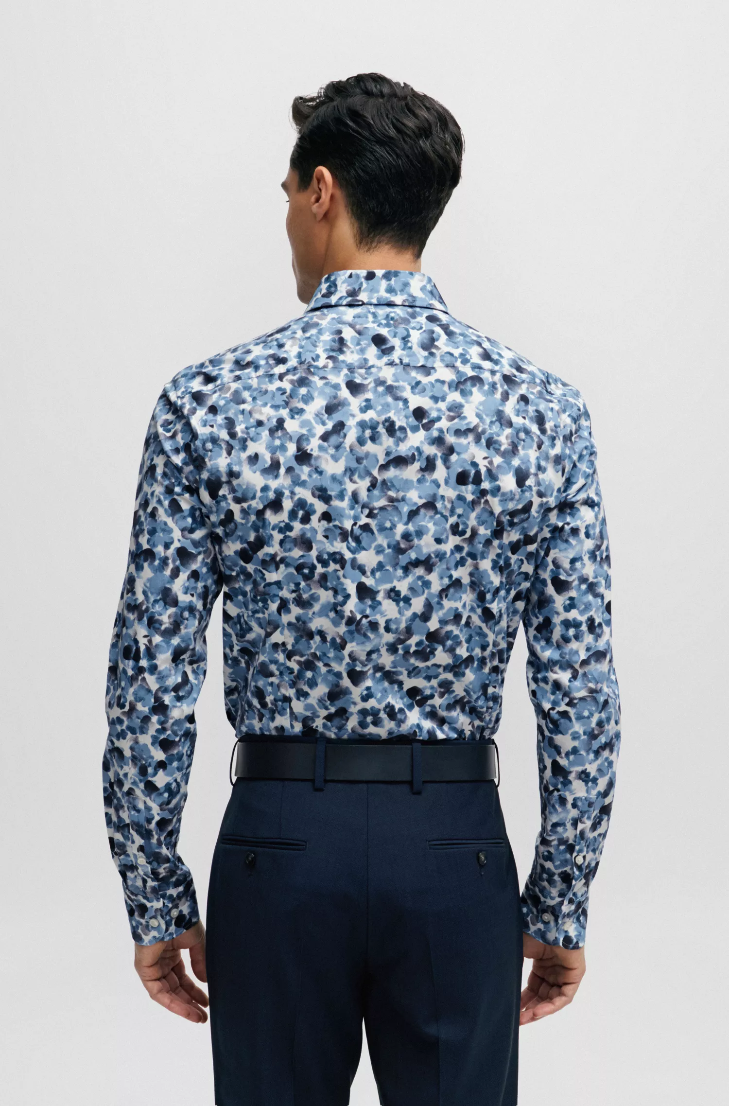Camisa BOSS preta de corte slim em algodão elástico com estampa floral.