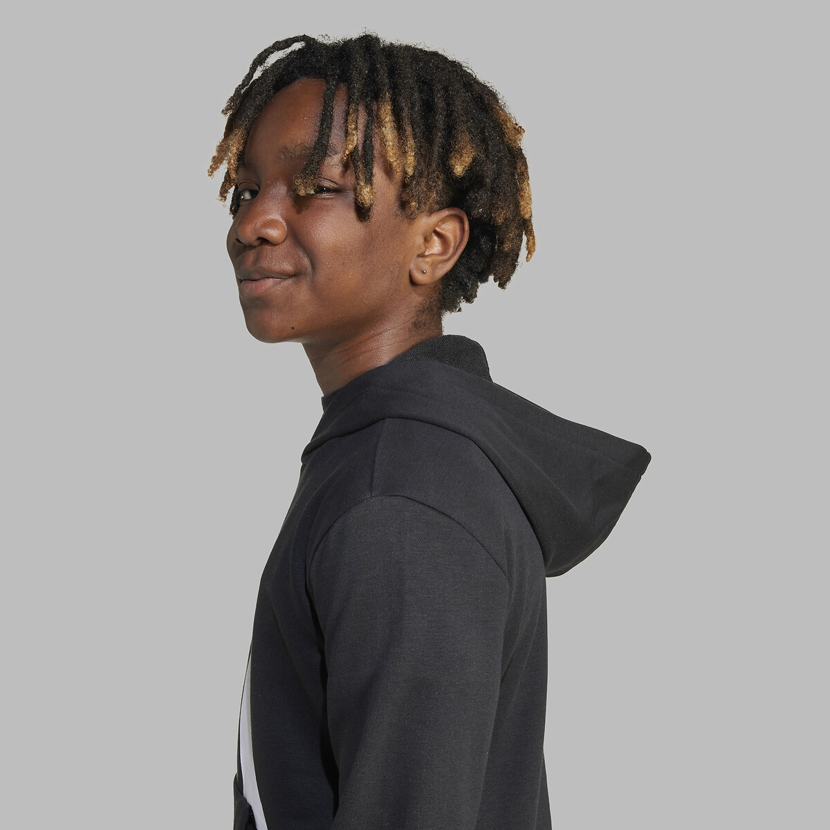 ROUPAS ESPORTIVAS ADIDAS<br>Moletom com capuz de tecido