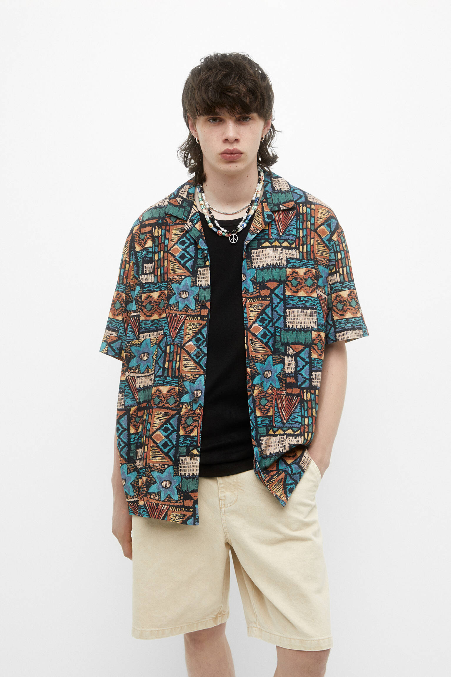 CAMISA DE MANGA CURTA COM ESTAMPA GEOMÉTRICA - AZUL E VERDE