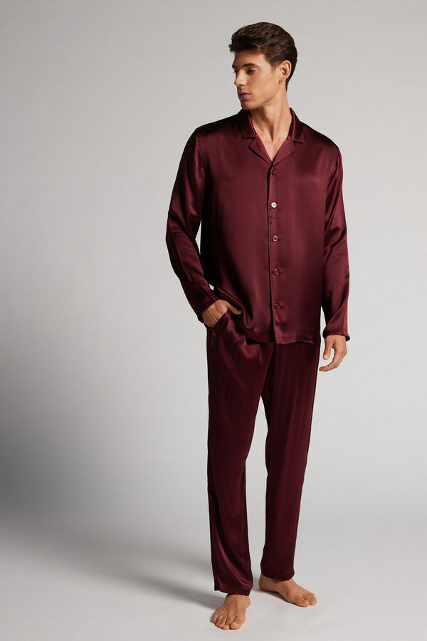 Pijama longo de seda com detalhes.