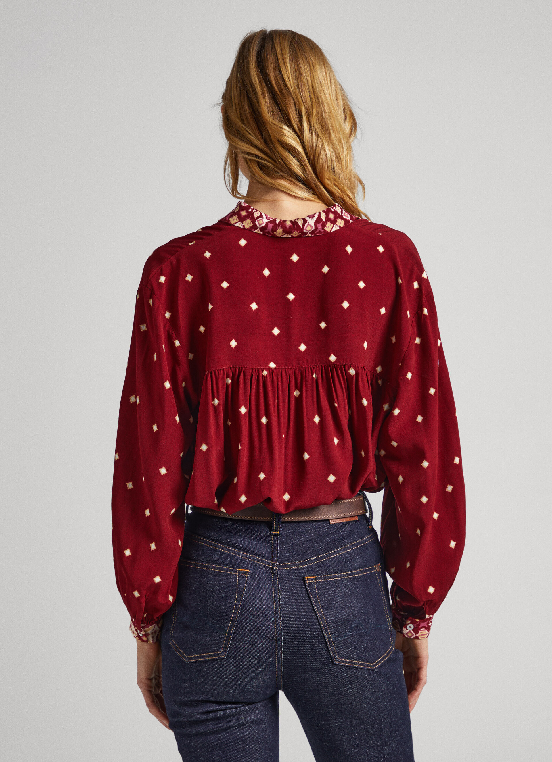 CAMISA COM ESTAMPA DE BOLINHAS - multicolorida