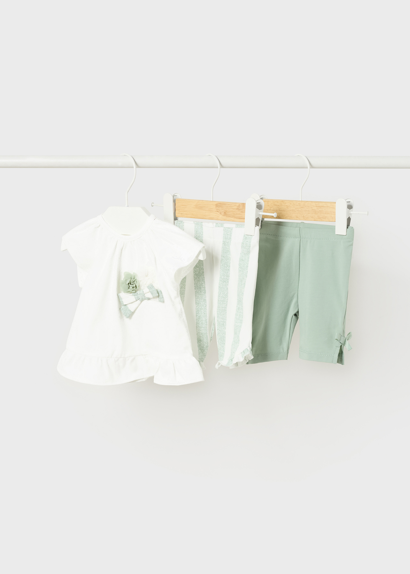 Conjunto de 3 peças em algodão sustentável para recém-nascidos.