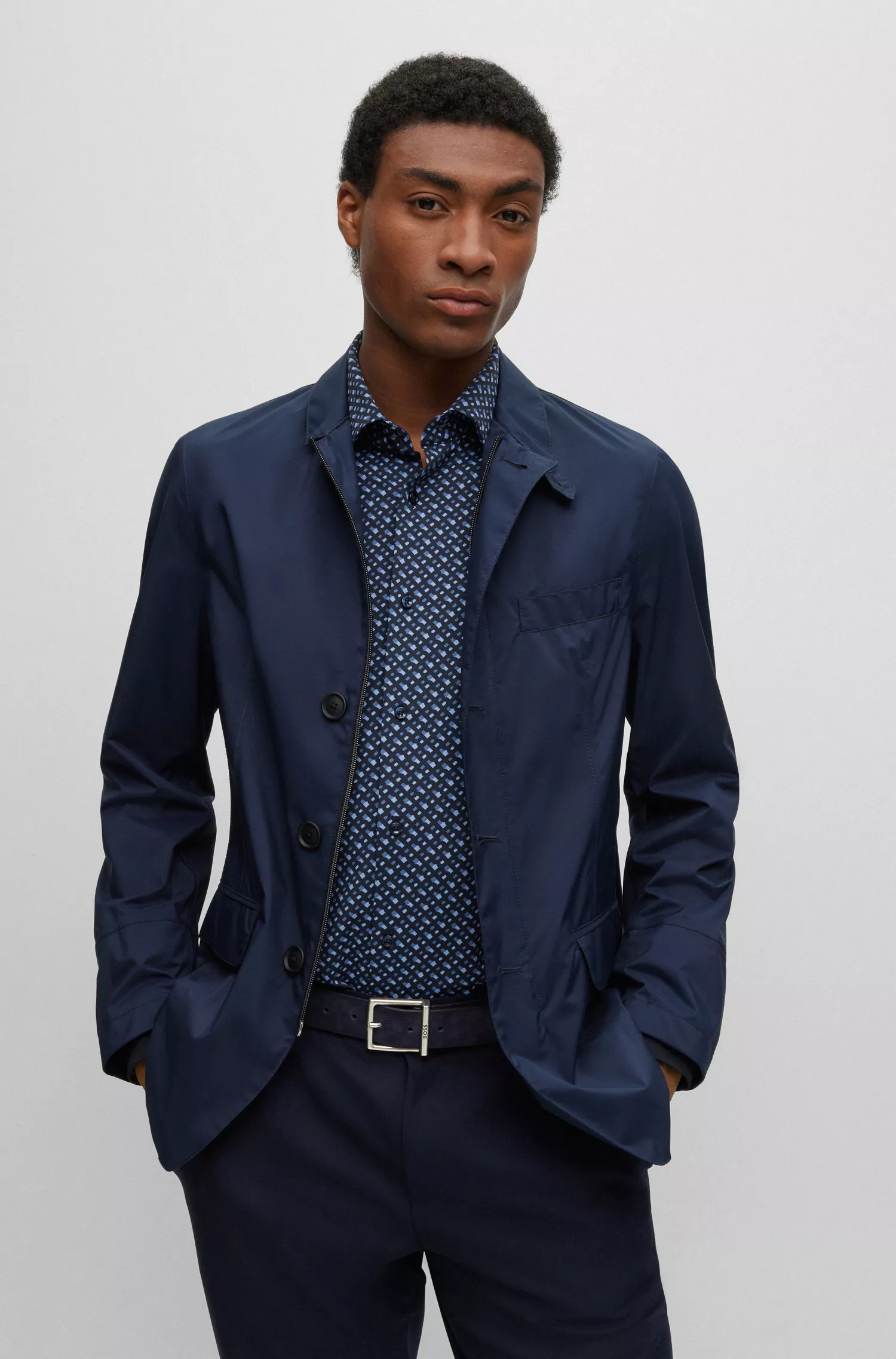 Jaqueta BOSS preta, corte slim, em material repelente à água.
