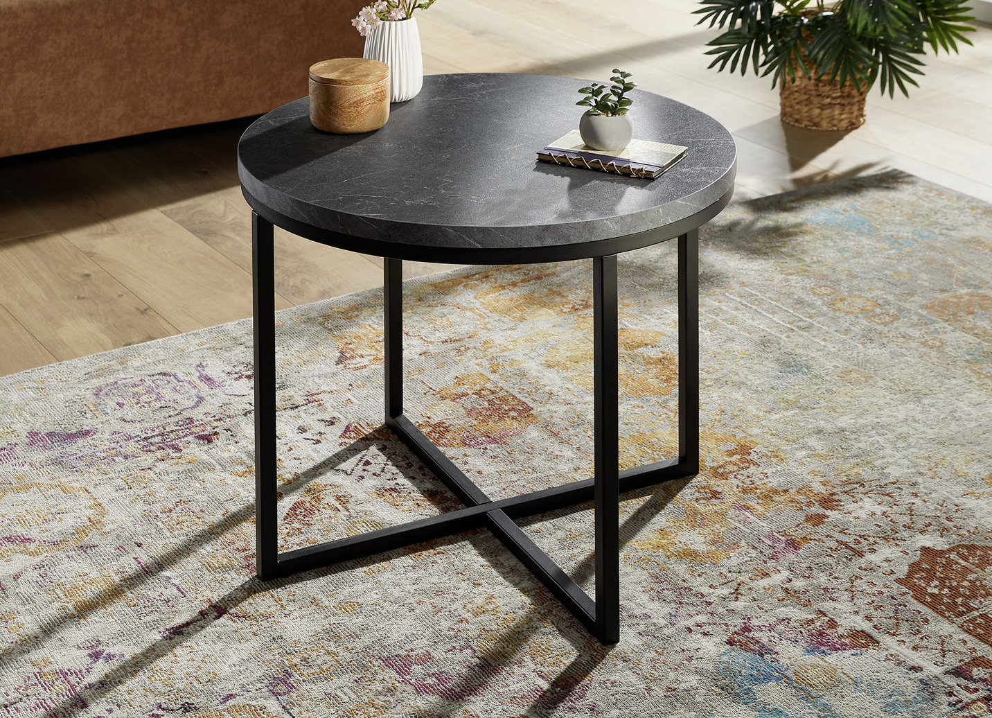 Runder Couchtisch mit schwarzem Metallgestell