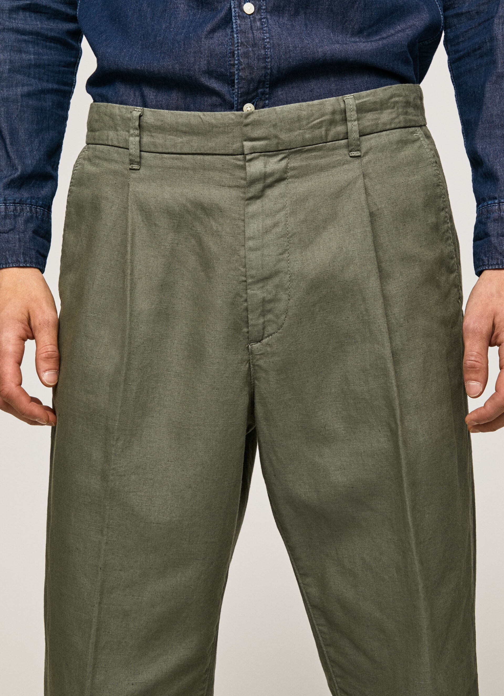 Calça chinesa com corte relaxado em flecha - casting green