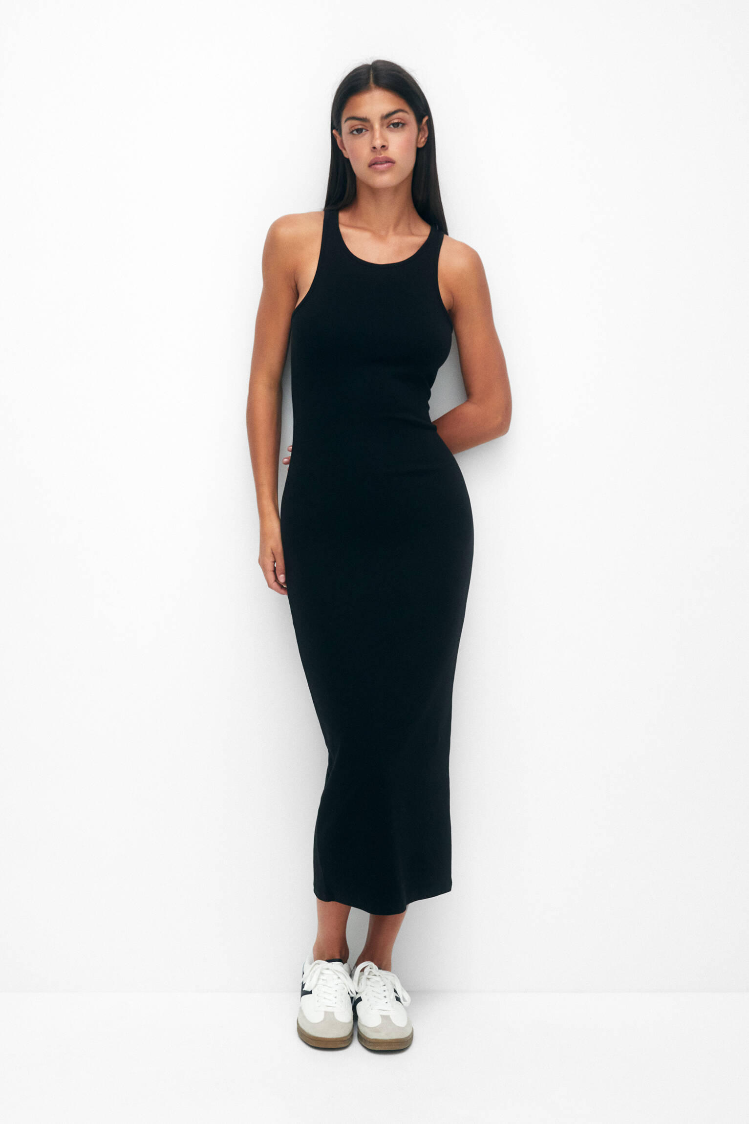 VESTIDO MIDI JUSTO SEM MANGAS - PRETO