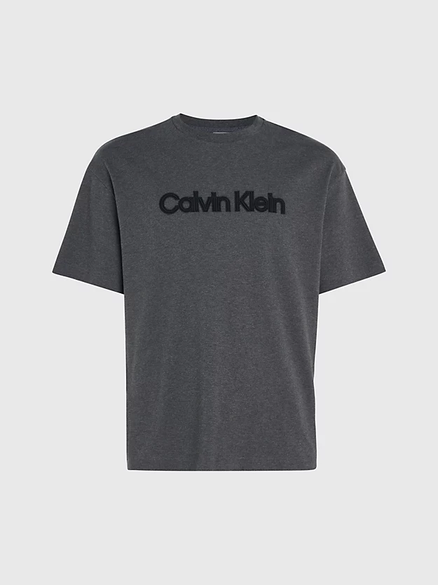 Camiseta com logotipo bordado