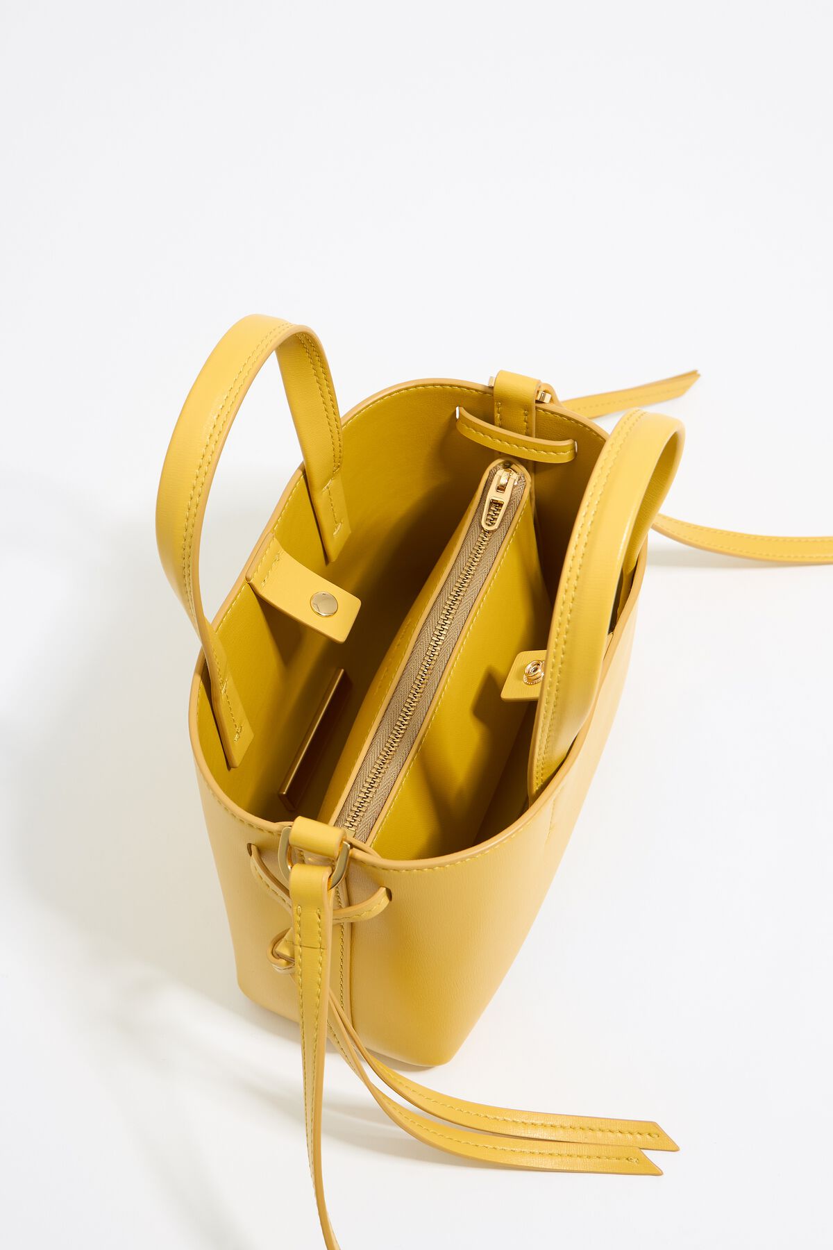 Bolsa mini de couro com estampa de Chihuahua na cor amarela
