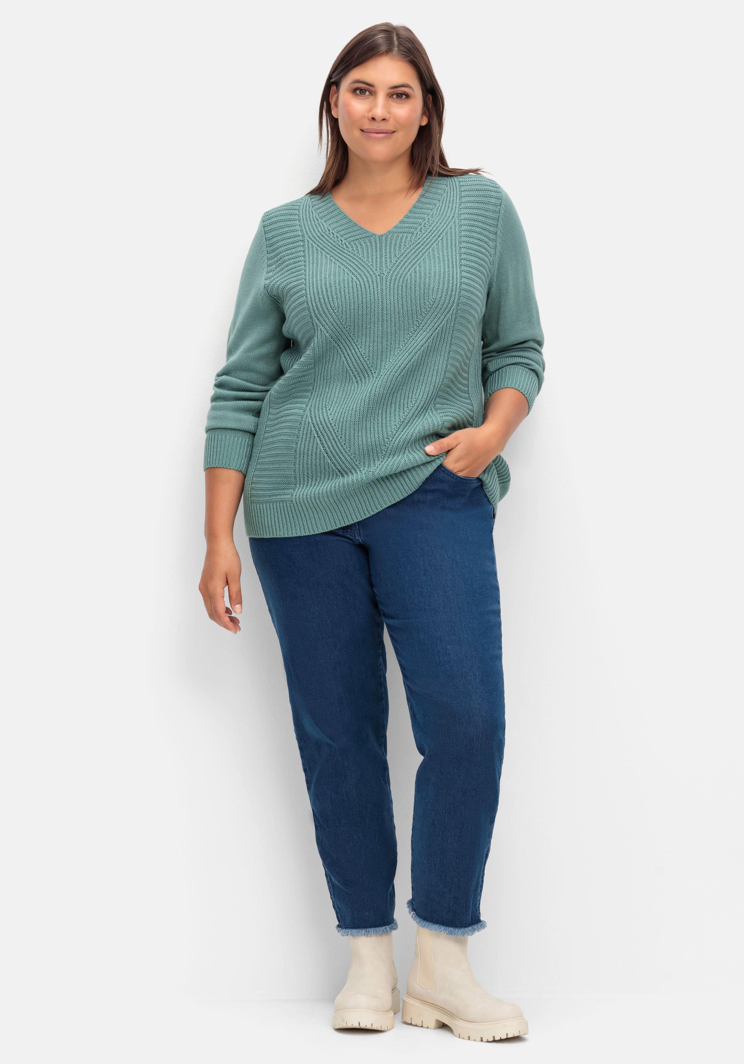 Pullover mit Zopfstrickmuster im Vorderteil