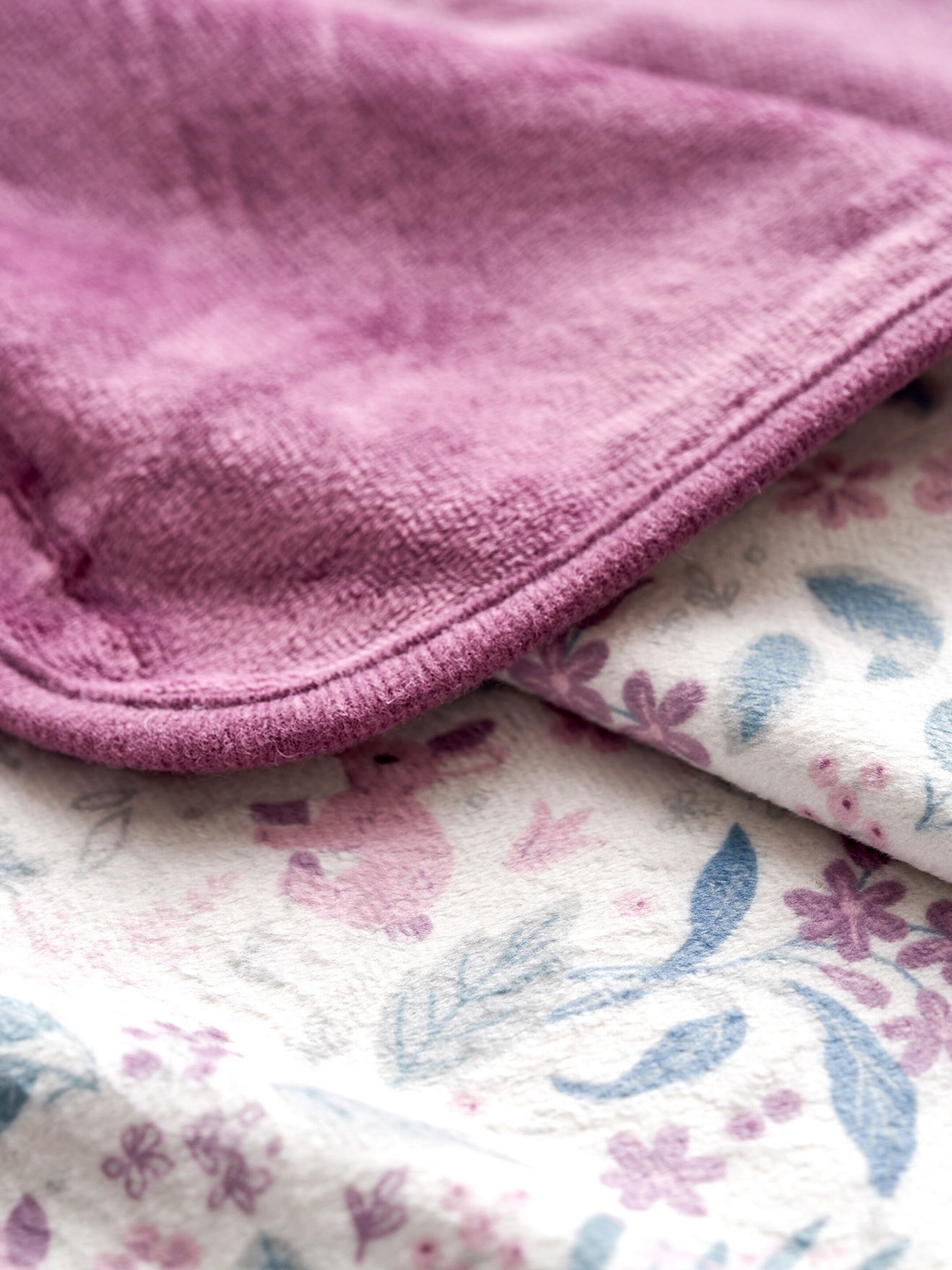 Vertbaudet Kinder Samt-Decke WUNDERLAND aubergine/mehrfarbig bedruckt