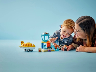 LEGO Voor het eerst op het vliegveld (10443)