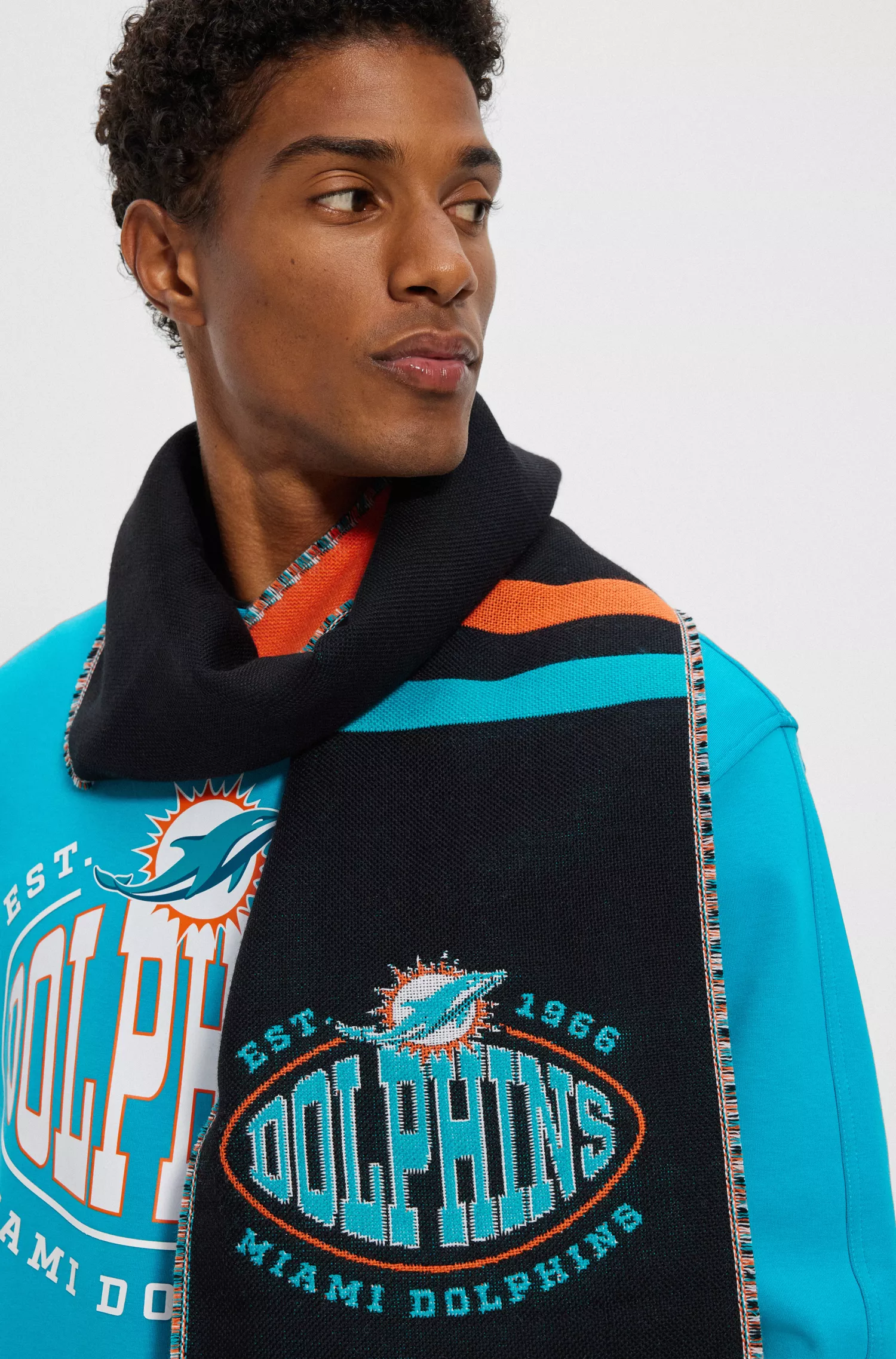 Cachecol BOSS Orange com o logotipo da BOSS x NFL e a marca do Miami Dolphins.