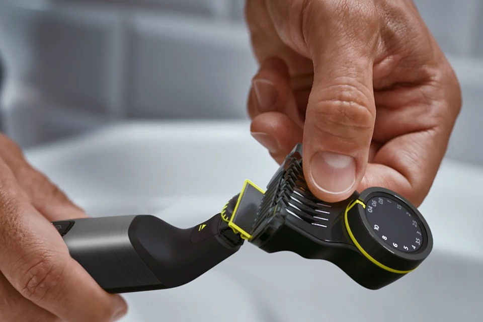 OneBlade Pro 360 Face   Body Elektrischer Haarschneider Bart Trimmer Akku Rasierer (QP6542/15) - Schwarz / Grün