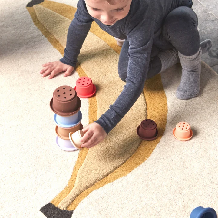 OYOY - Banane Kinderteppich 140 x 80 cm, gelb