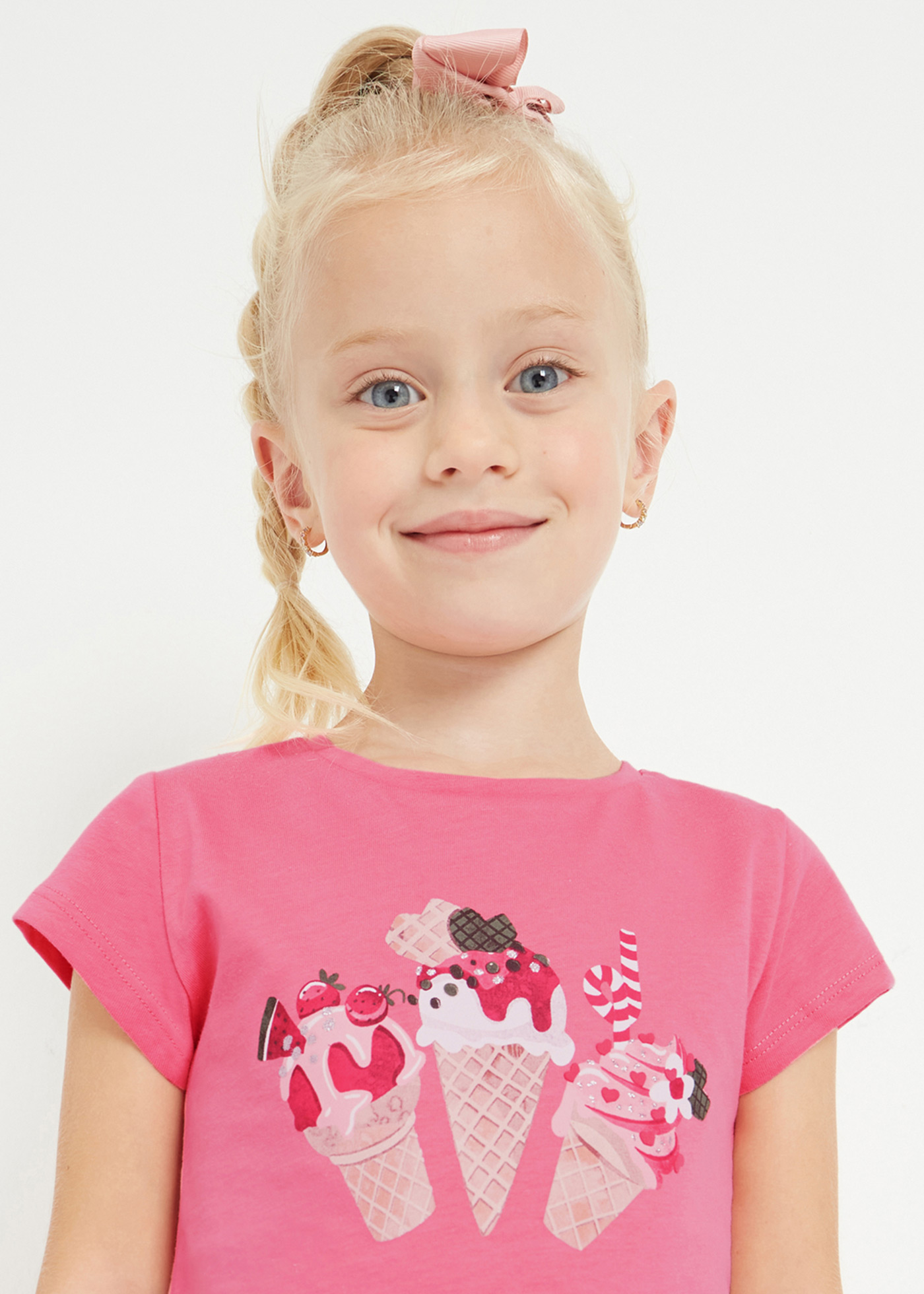 Camiseta feminina com estampa sustentável em algodão.