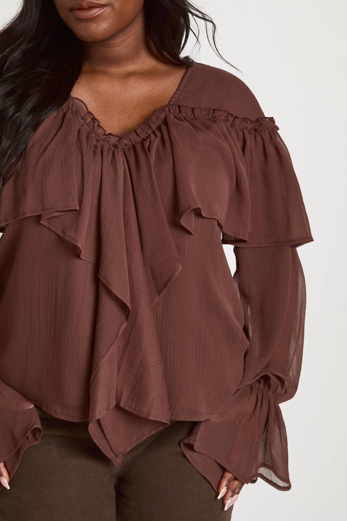 boohoo Chemisier En Mousseline À Volants Frontaux Grande Taille