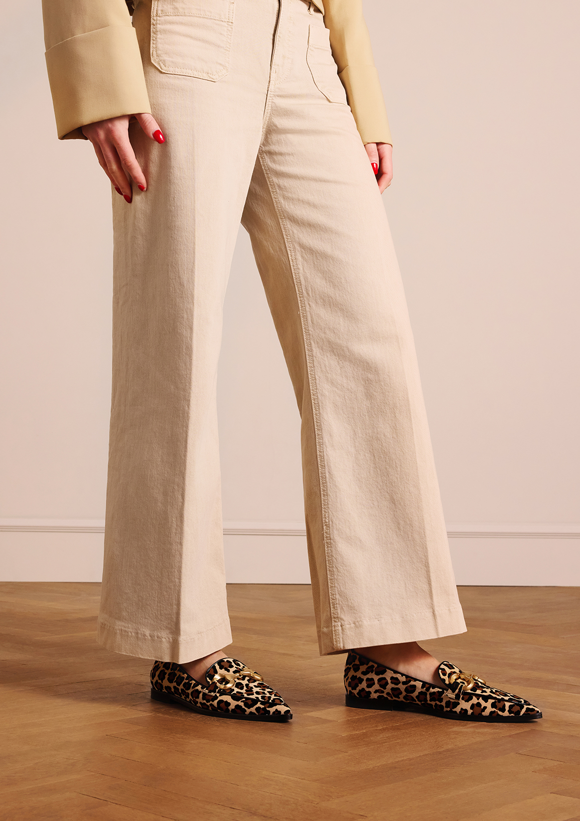 Suède leopard loafers met chain