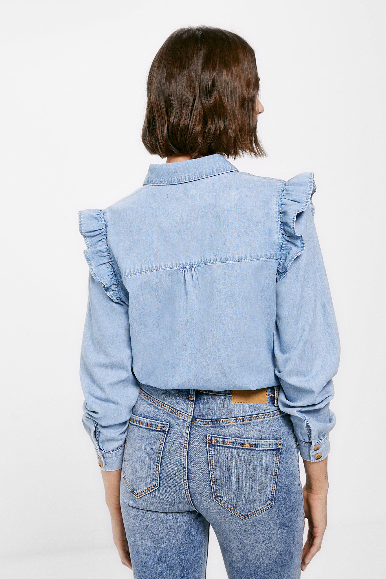 Camisa jeans com babados, lavagem sustentável