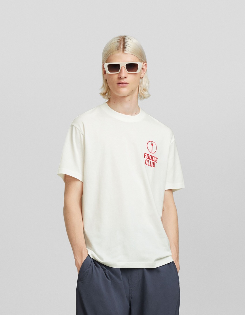 Camiseta de manga curta com modelagem quadrada e detalhes bordados.