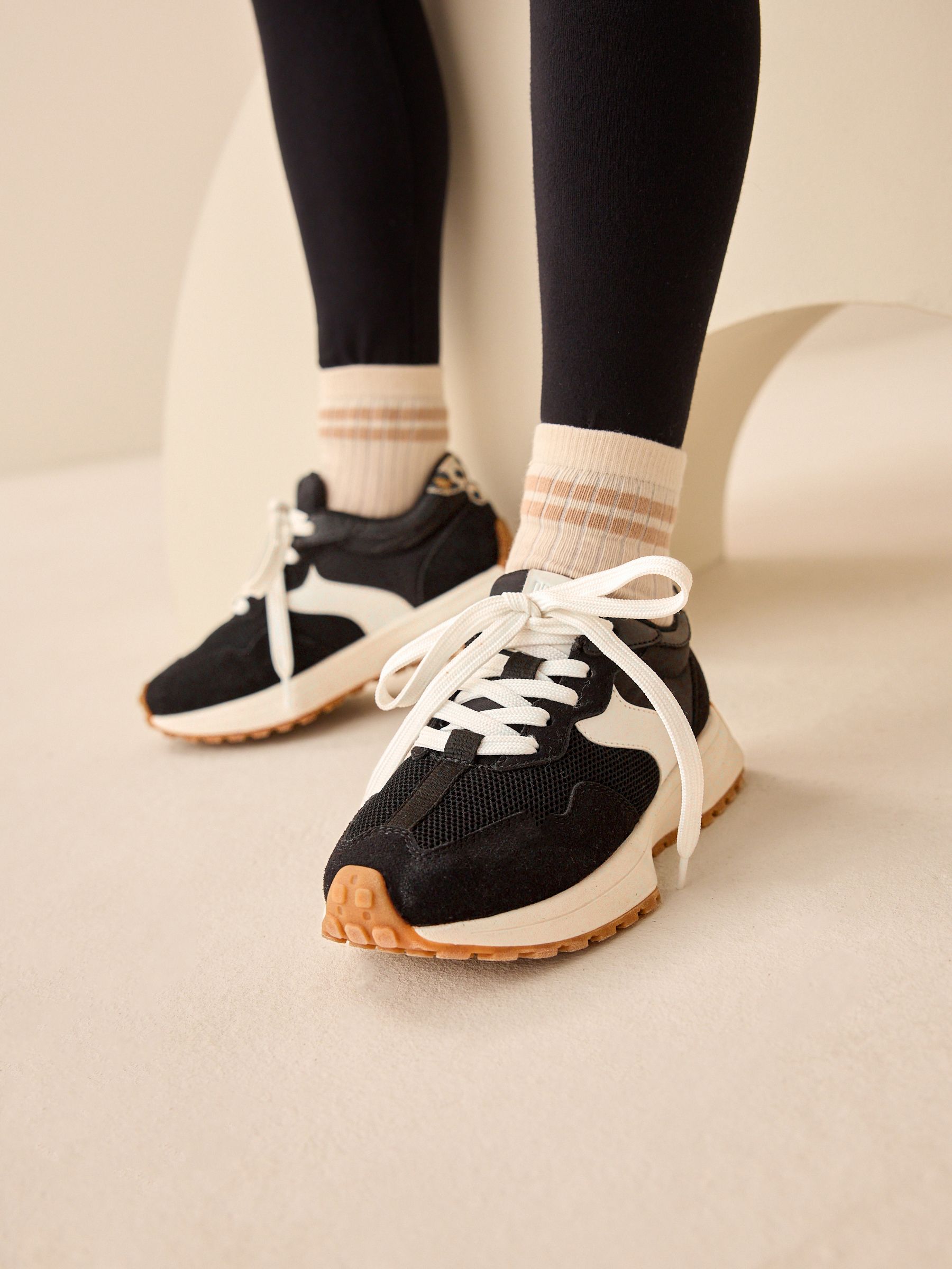 Zwart - Vetersneakers met dikke zool