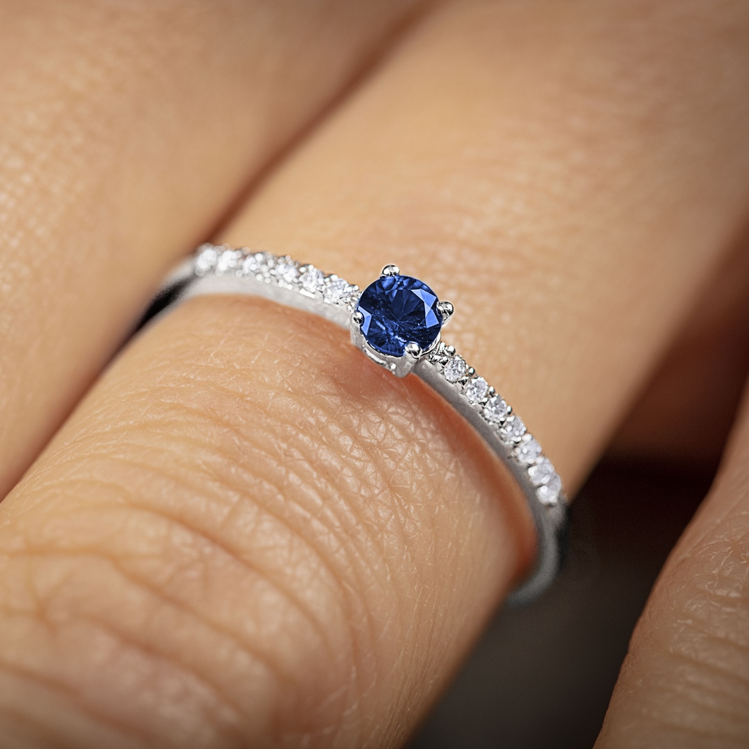 Damenring 750/18 K Weissgold mit Saphir rund & Diamanten 0.07 ct H/si