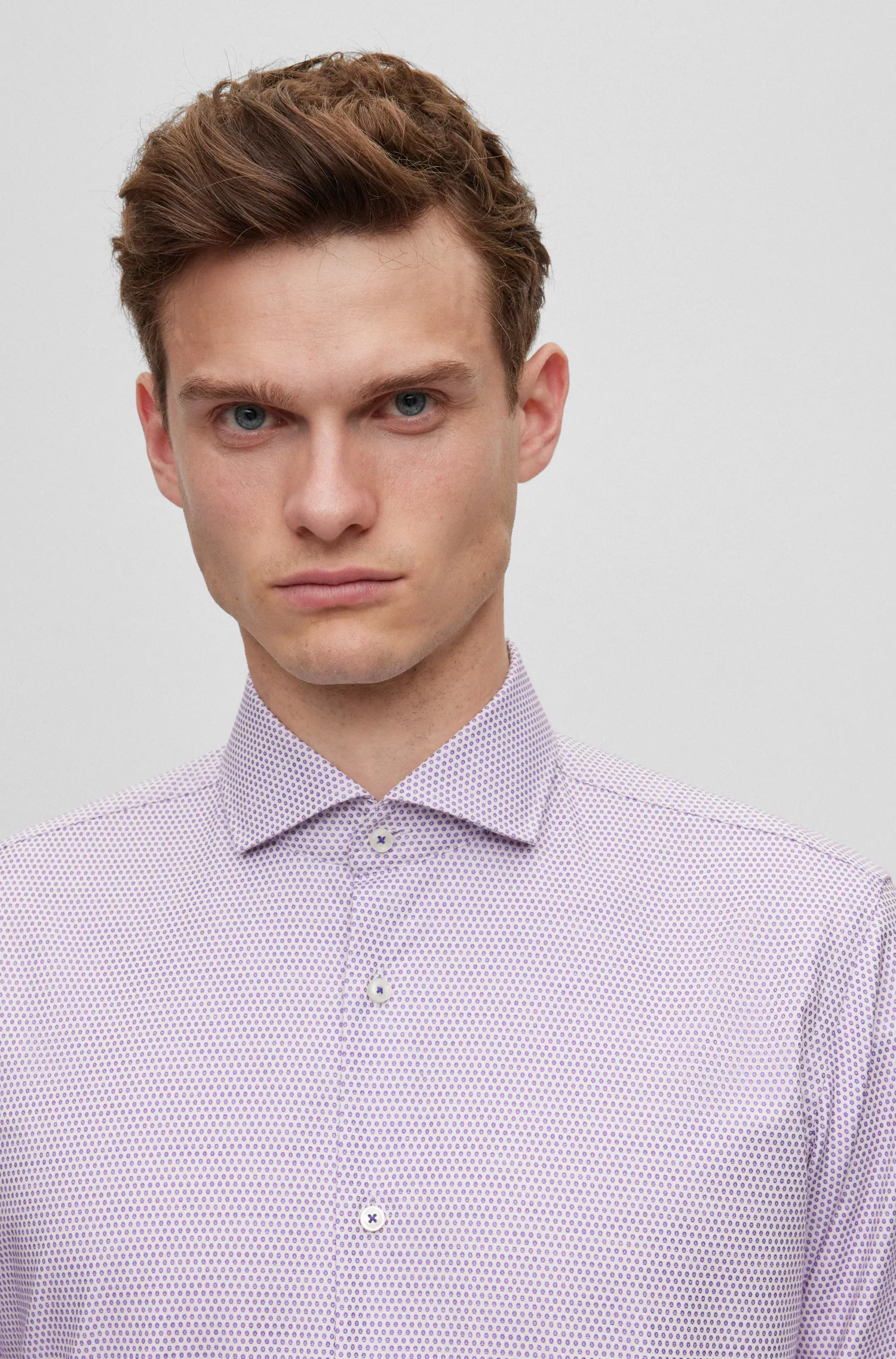 Camisa BOSS preta de corte regular em algodão estruturado com elastano.
