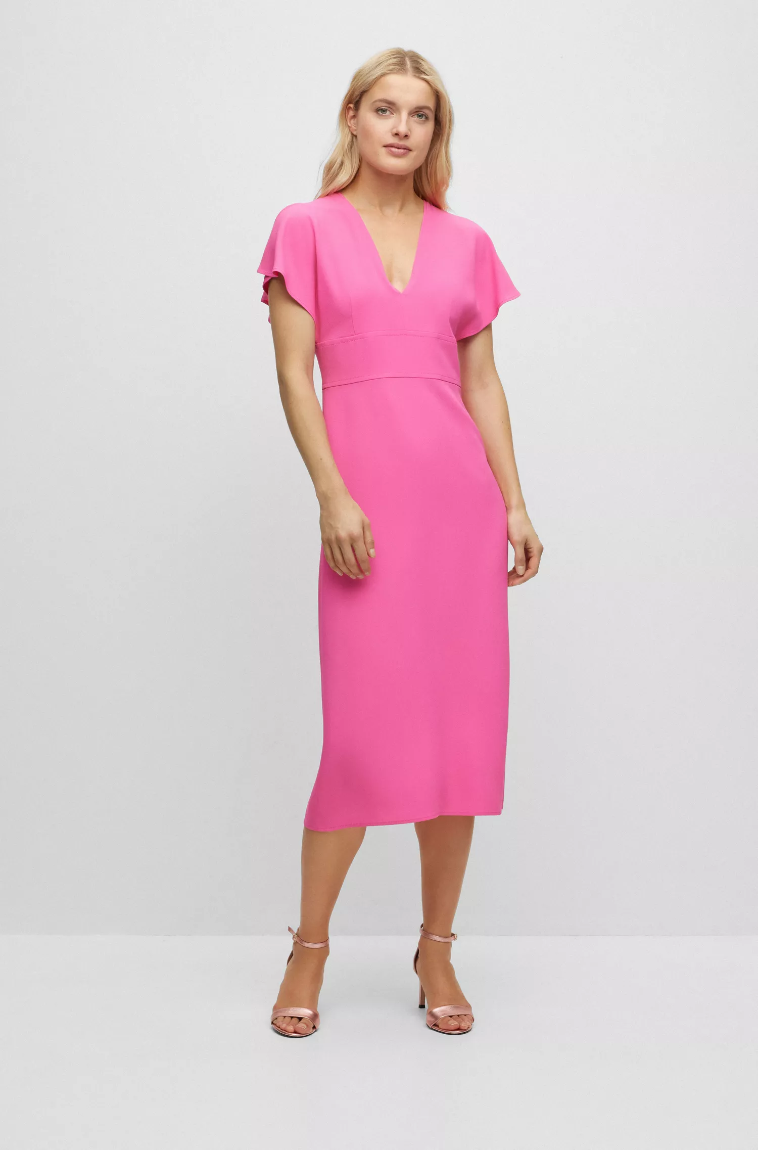 Vestido preto BOSS de corte justo com fecho de zíper e decote em V.