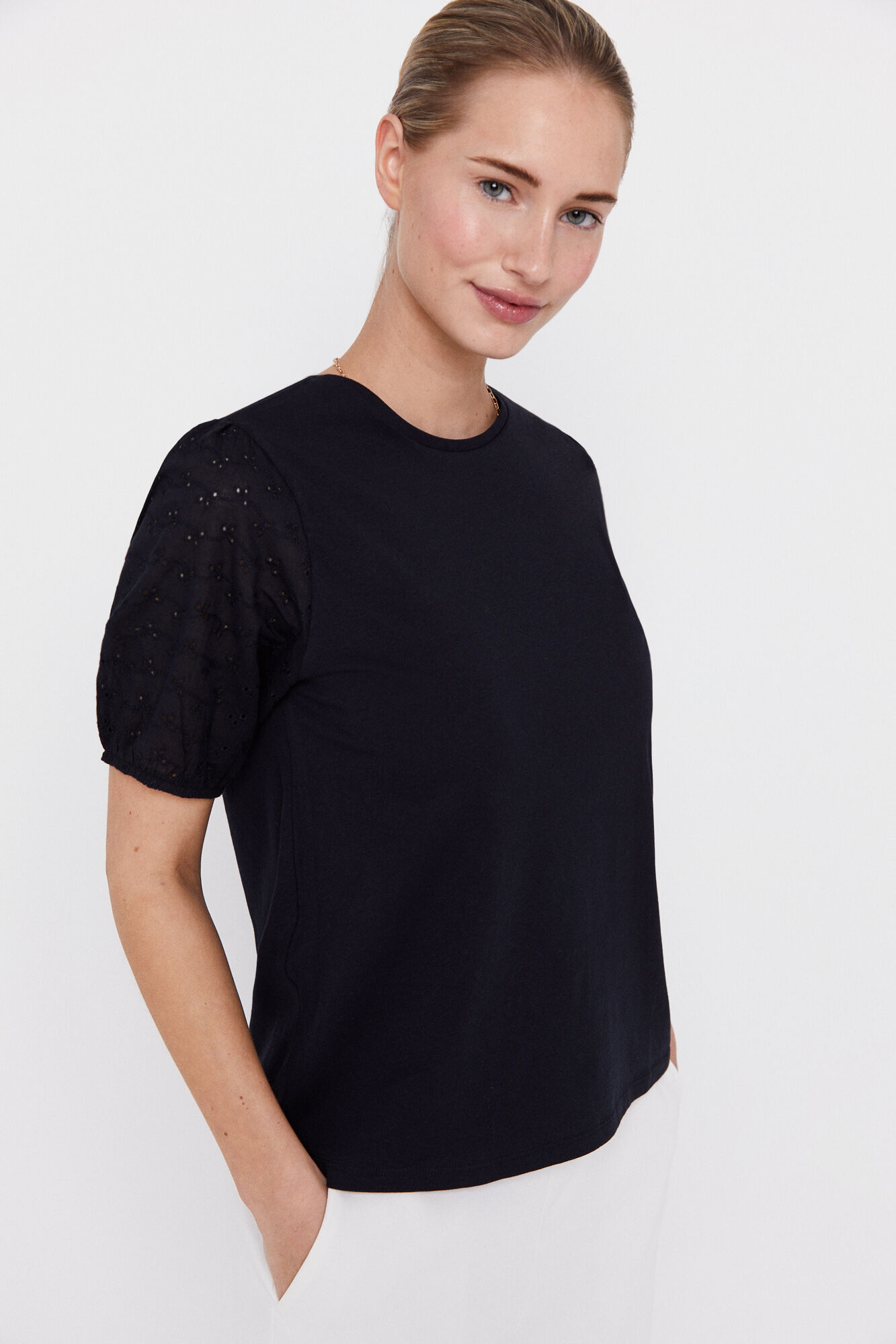 Camiseta preta com mangas bufantes