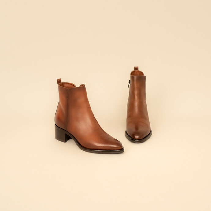 Bottines à talons et bouts pointus  en cuir cognac