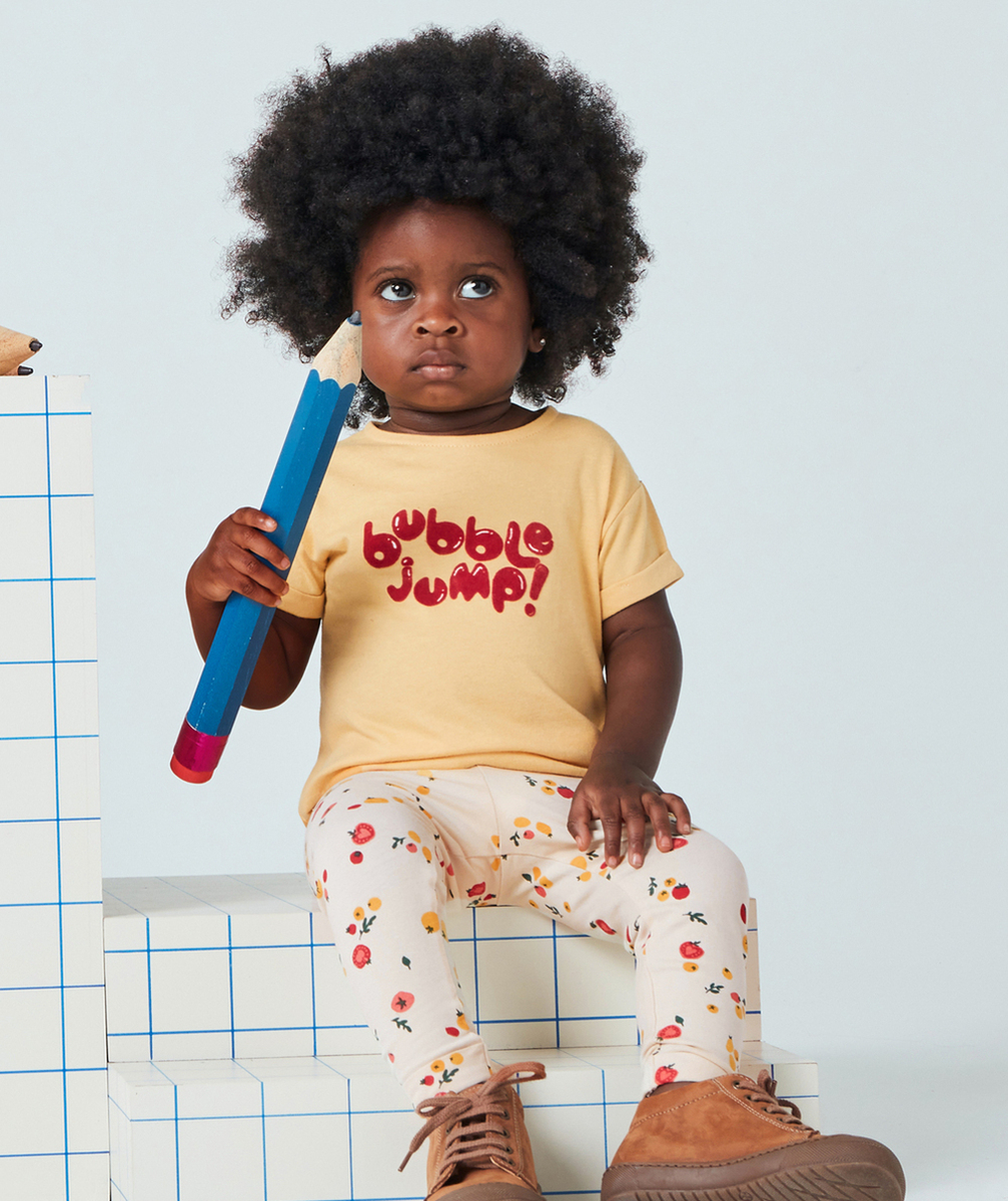 T-SHIRT BÉBÉ FILLE EN COTON BIO JAUNE AVEC MESSAGE EN FEUTRINE