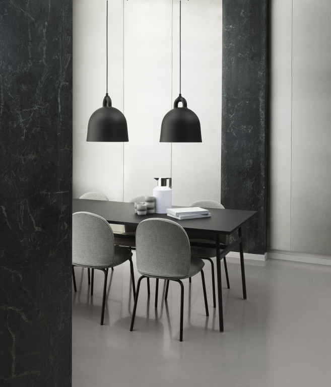 Normann Copenhagen Ace stoel zwart gepoedercoat onderstel Synergy