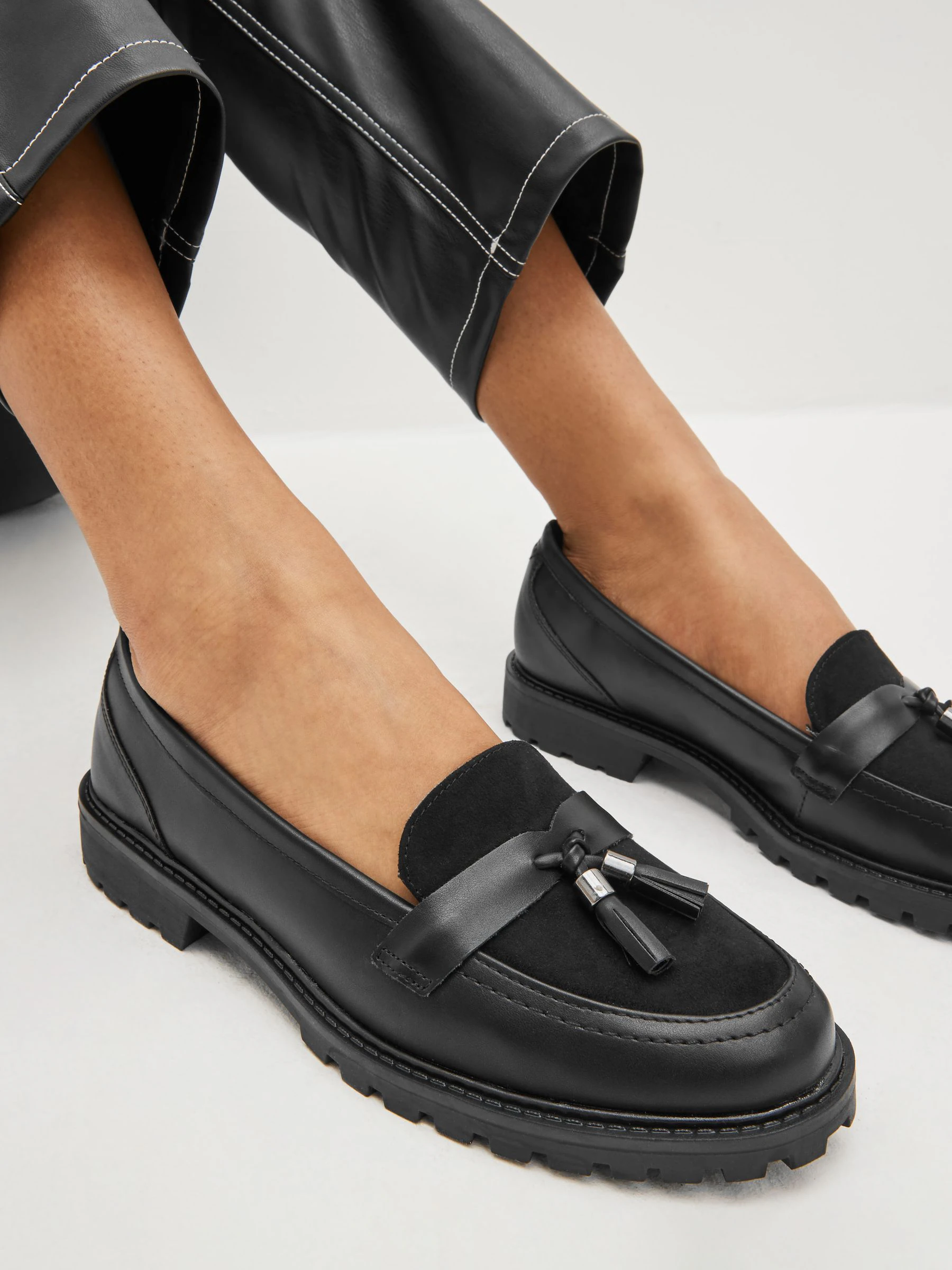 Zwart - Loafers met dikke zool met profiel en kwastjes