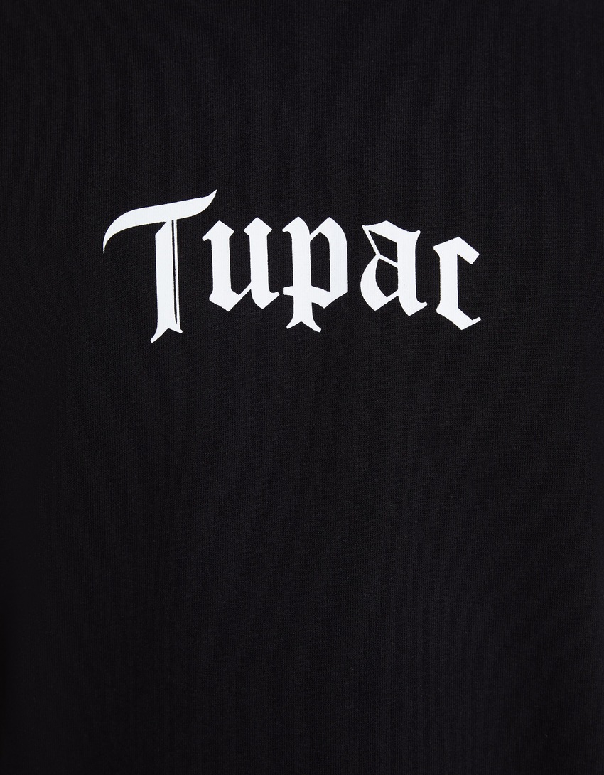 Camiseta de manga curta com estampa do Tupac e modelagem quadrada.