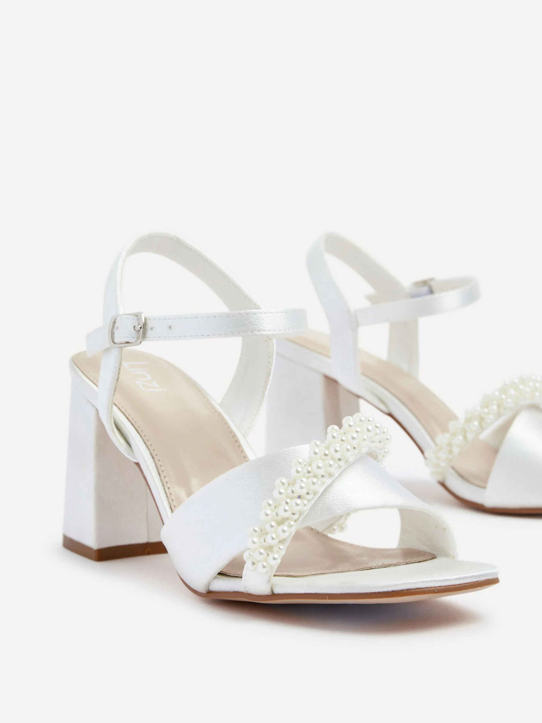 Linzi Bridal satijnen blokhakken met parel versierde teenriem