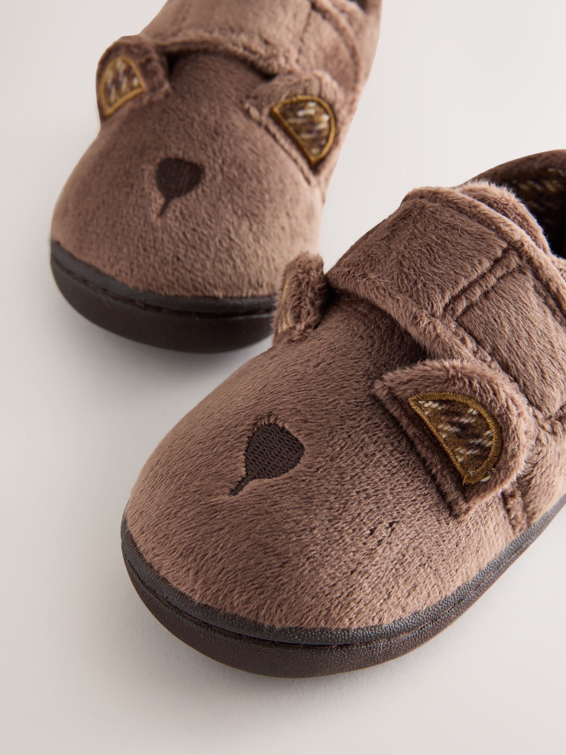 Bruin met beer - Warm gevoerde pantoffels met kuipzool