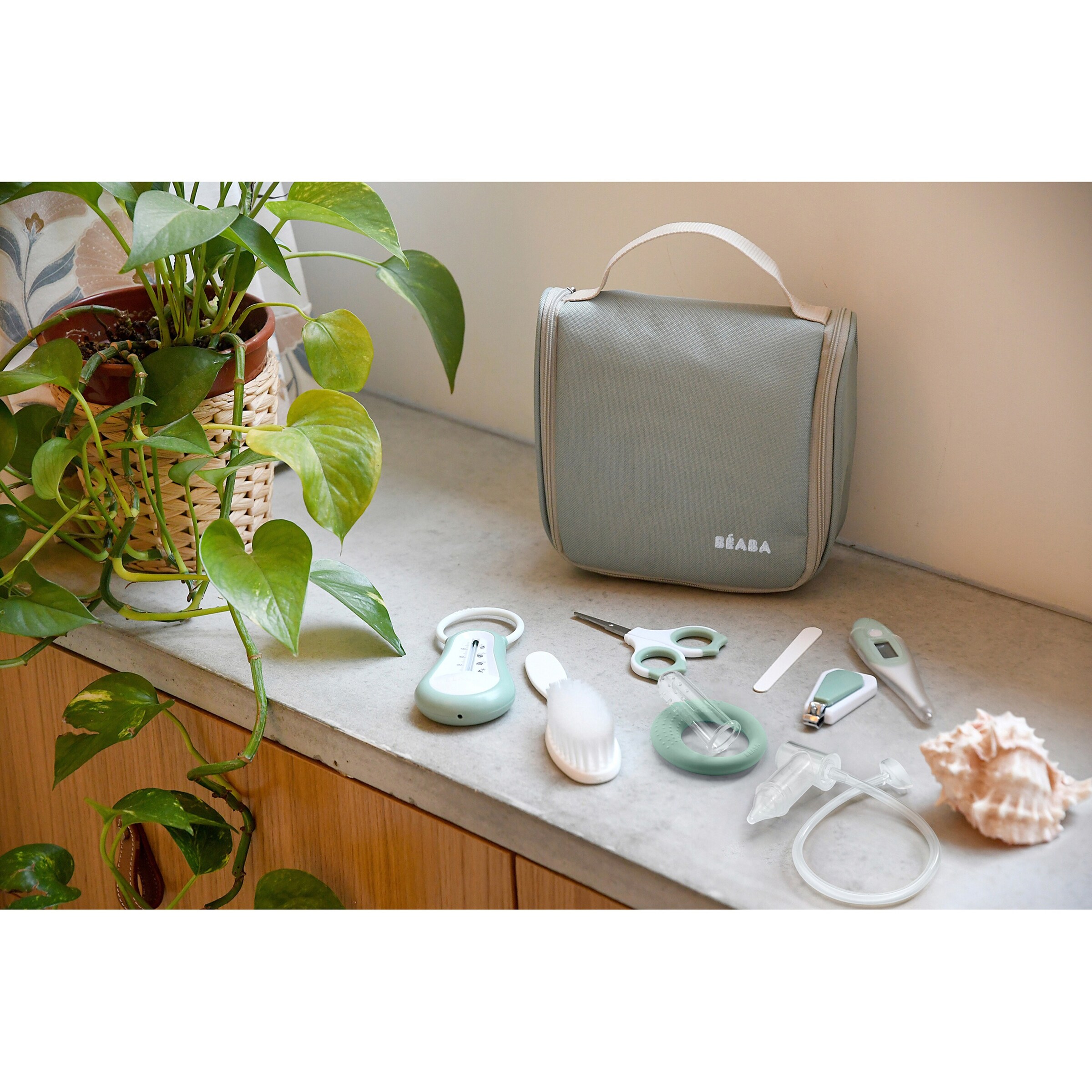 Beaba 9-tlg. Babypflege-Set mit Kulturbeutel grün