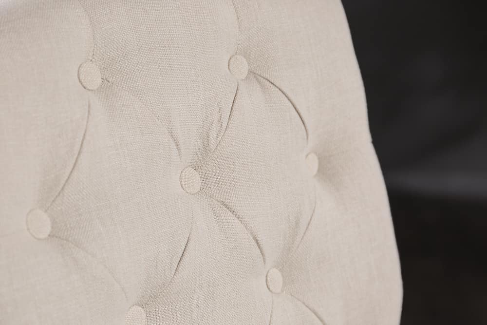 Eleganter Armlehnen Stuhl CASTLE beige mit Chesterfield Steppung im Landhausstil