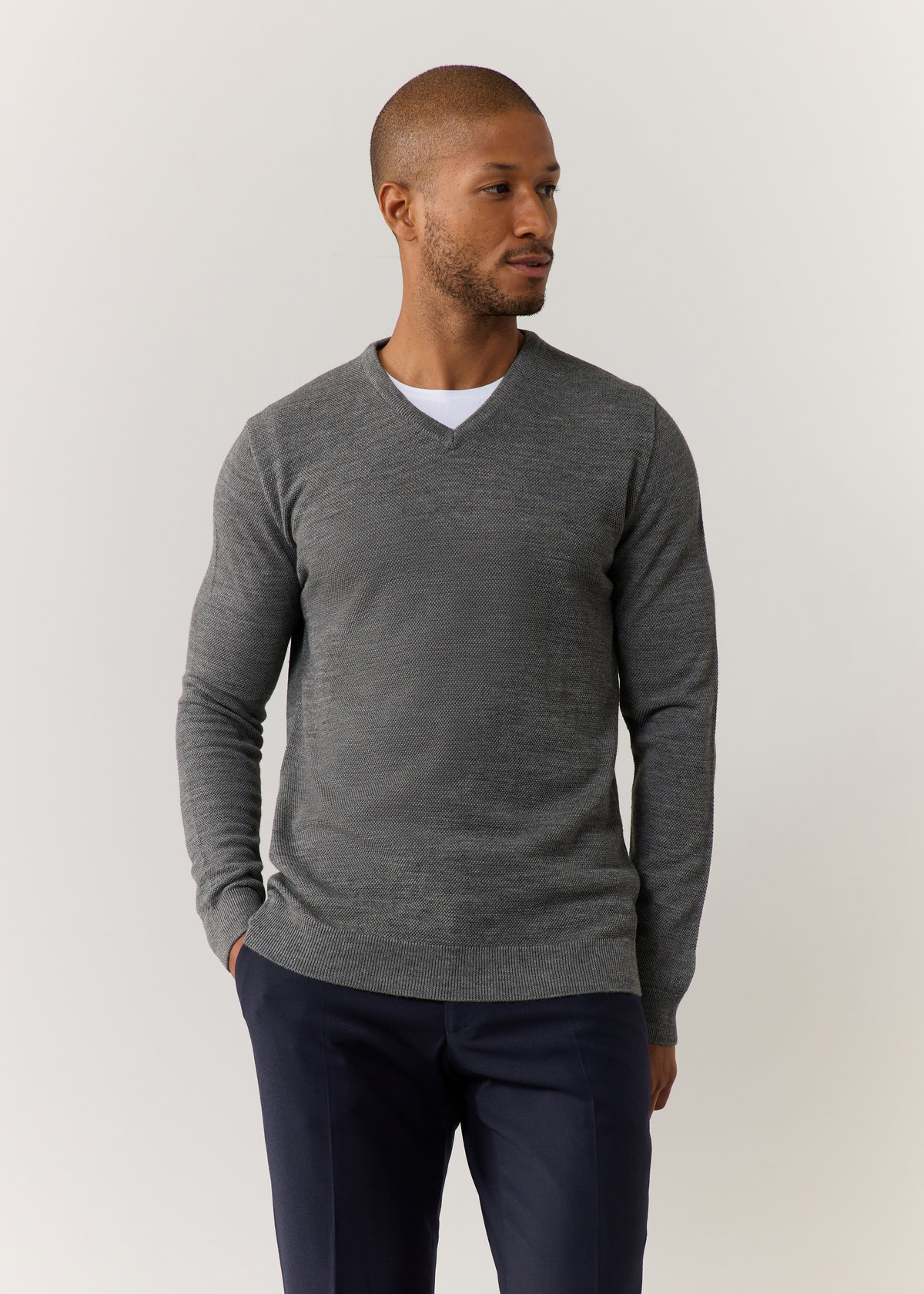 Pull col V en laine Mérinos mélangée unie gris clair