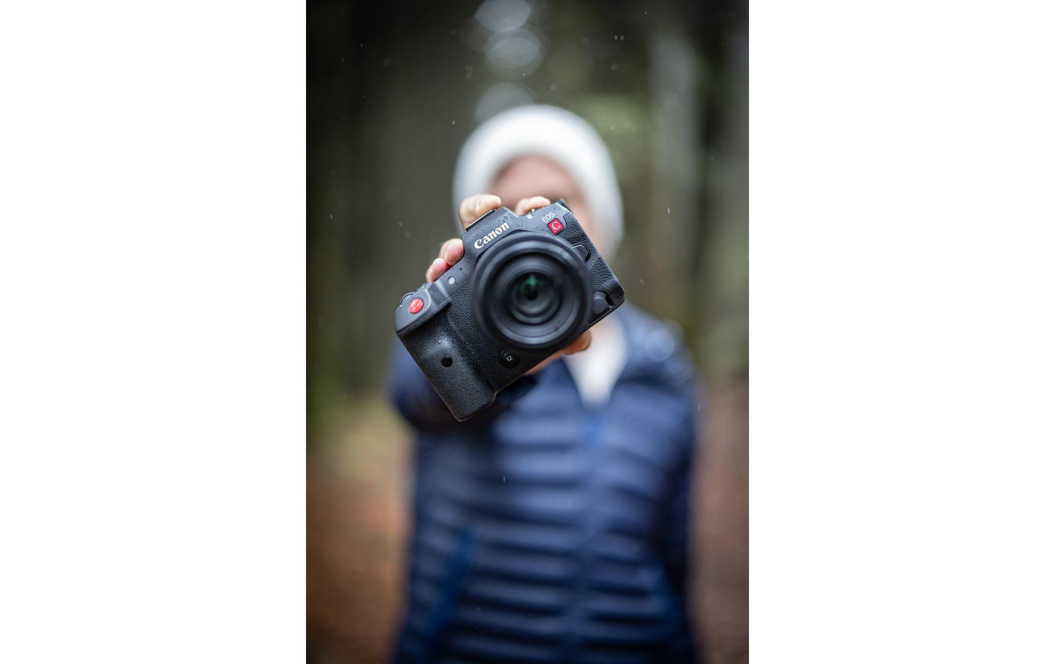 Fotokamera EOS R5 C Kit AV PRO MK2 4000 GB Speicherkarte<br>Canon EOS R5 C Professionelle Systemkamera für Fotografen und Videoproduzenten inklusive Speicherkarte
