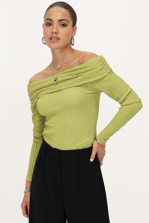 Groene off-shoulder top met structuur