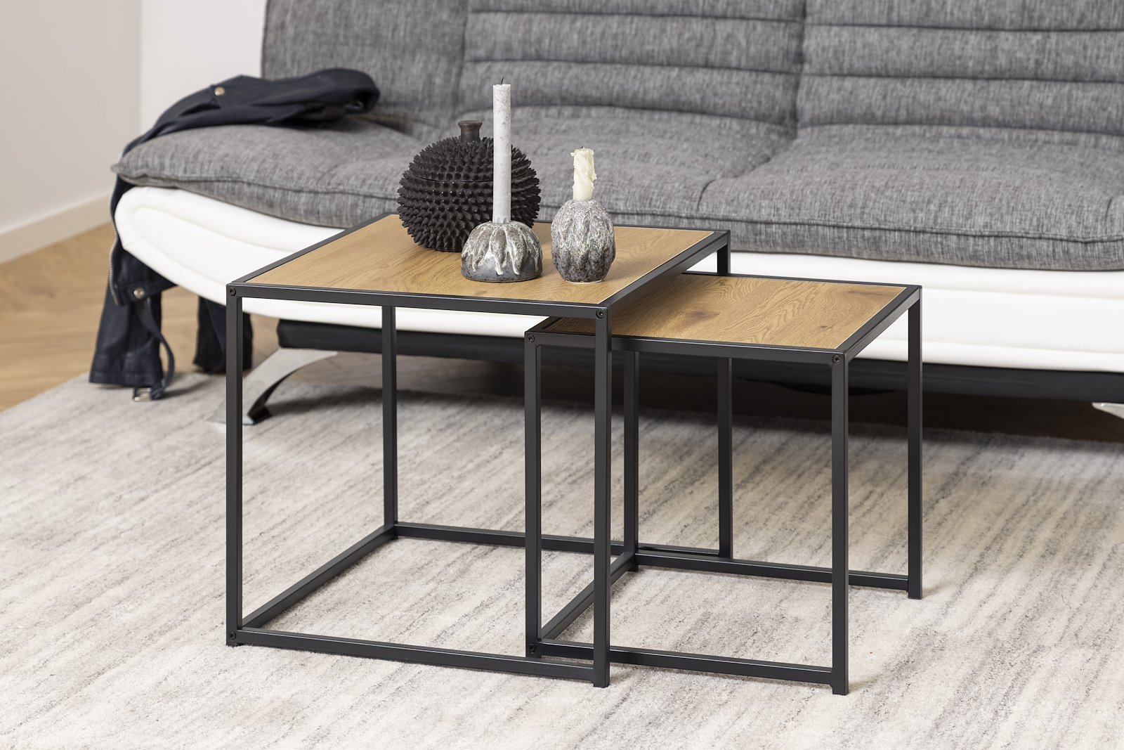 Seaford settbord Vill eik foliert med sort metall understell. Sett av 2 bord