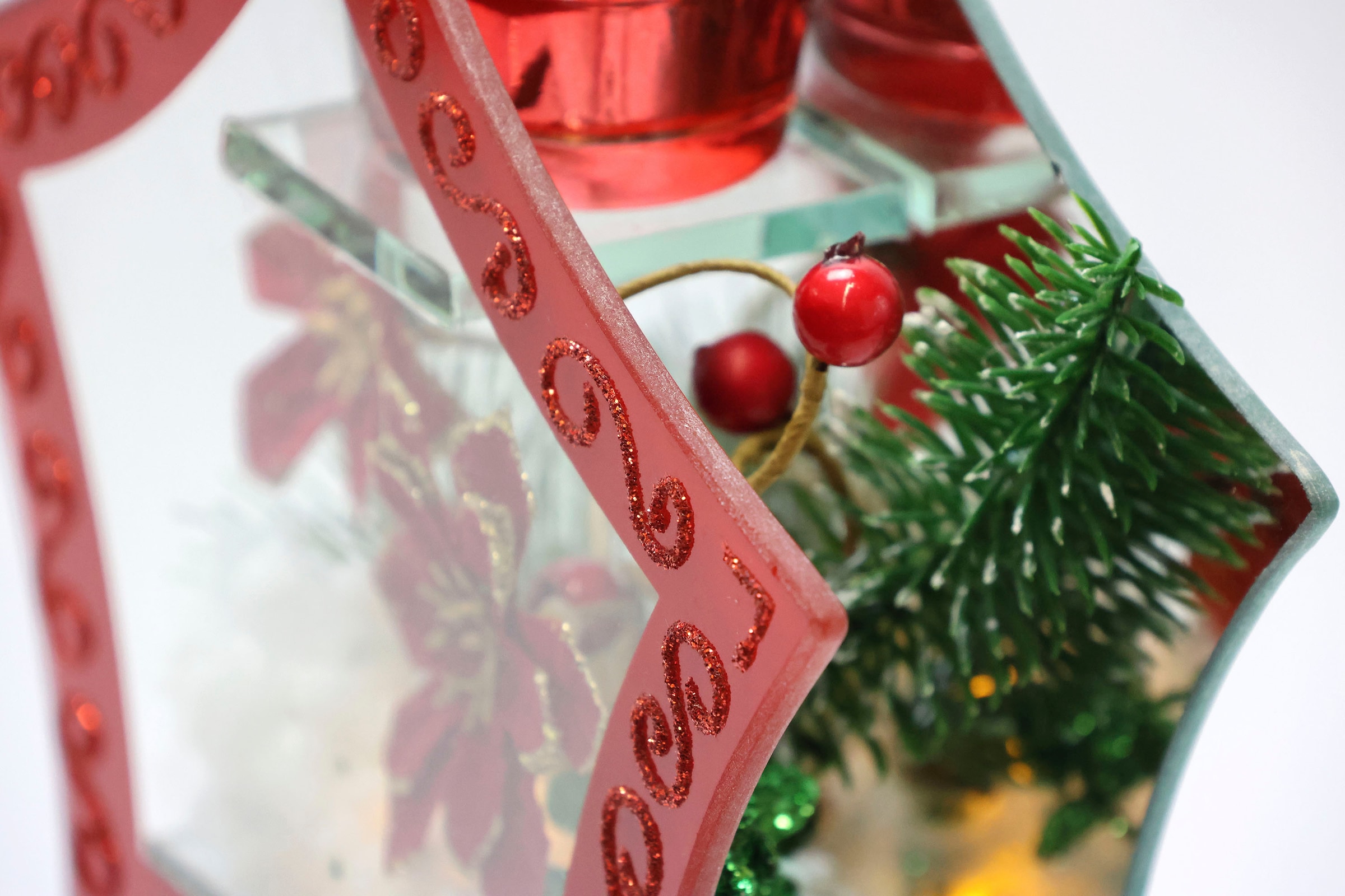 I.GE.A. Teelichthalter »Deko-Objekt mit LED Licht und Teelichtkerze« Mit Christstern Beeren Tanne Kunstschnee Weihnachtsdeko Dekoobjekt