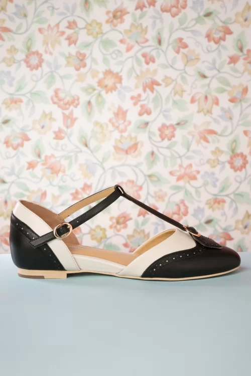 Charlie Stone Parisienne t-strap flats in zwart en crème